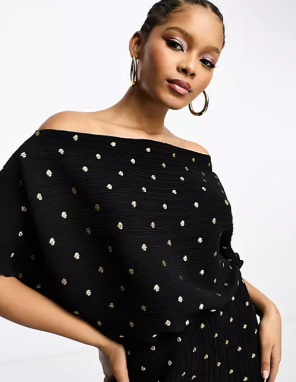 Dress off shoulder dengan tampilan plissé